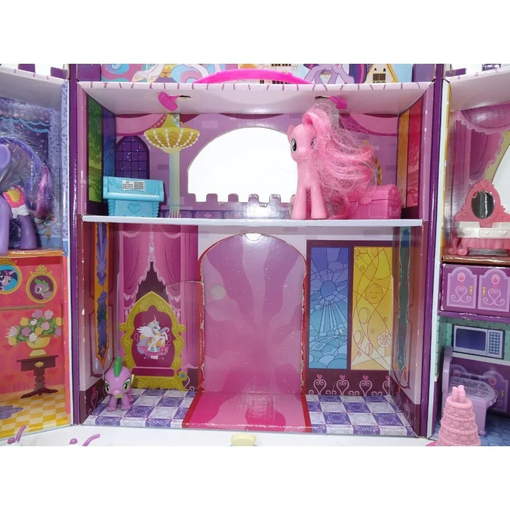 My Little Pony Canterlot Deluxe Playset, With Accessories 2 Pony's 1‎ carriage